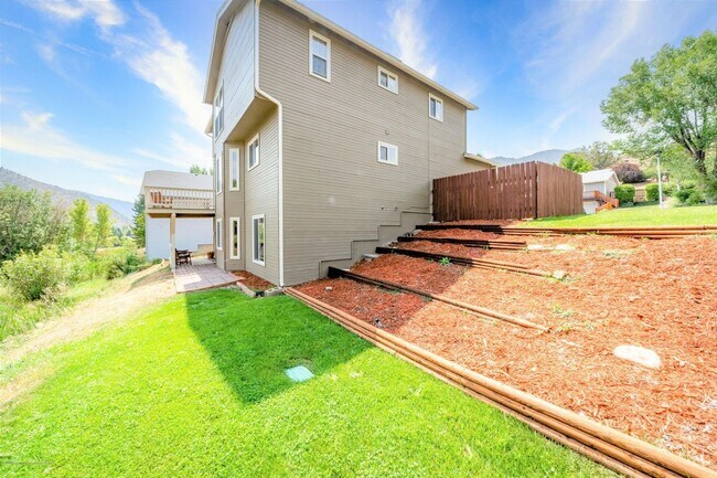 Building Photo - 850 Mountain View Dr