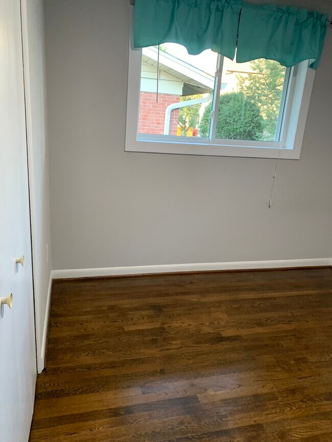 Building Photo - 10031 Renfrew Rd