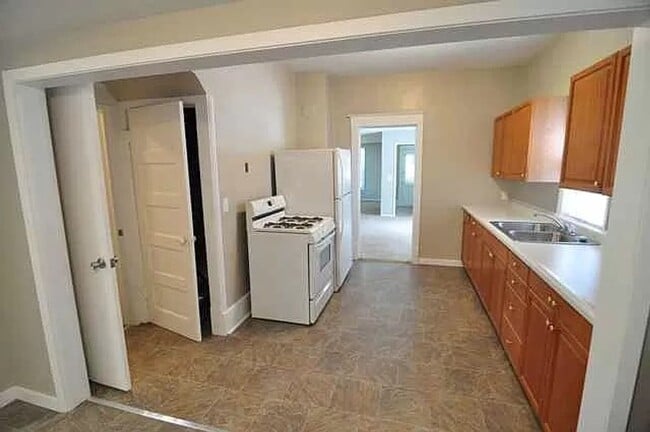 Building Photo - 5 Bedroom Home Available Now!
