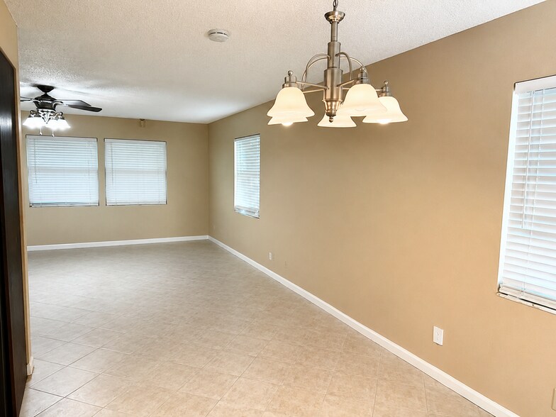 Building Photo - 9129 W Highland Pines Blvd