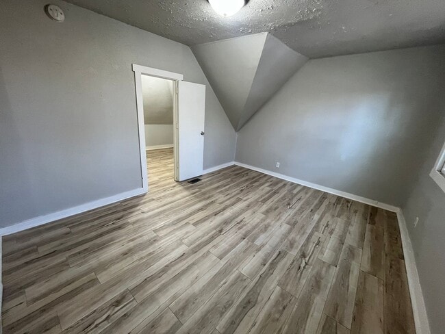 Building Photo - Updated 3bed 2bath