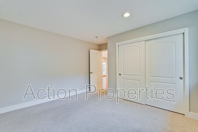 Building Photo - 261 Langton Ave