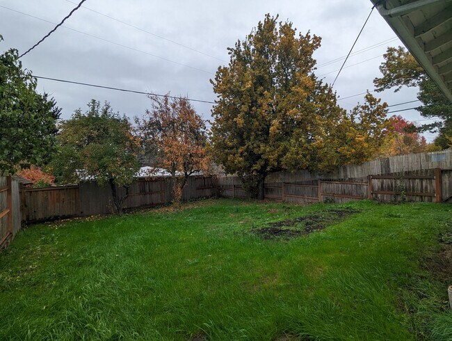 Building Photo - Ranch Style 3-Bedroom, 1-Bath Home In East Eugene!