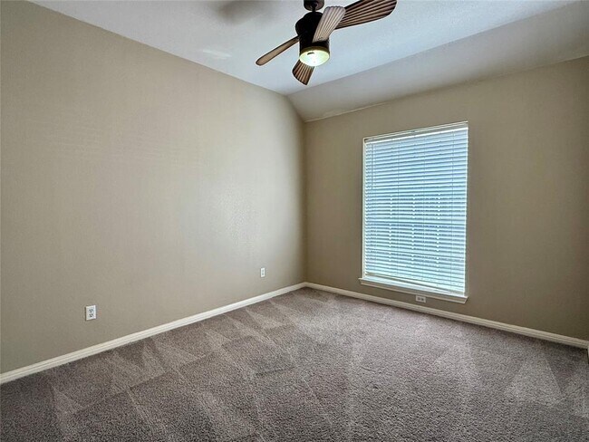 Building Photo - 10013 Valona Dr