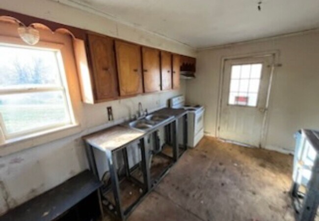 Building Photo - HANDY MAN SPECIAL! - $385 Month / $700 Down