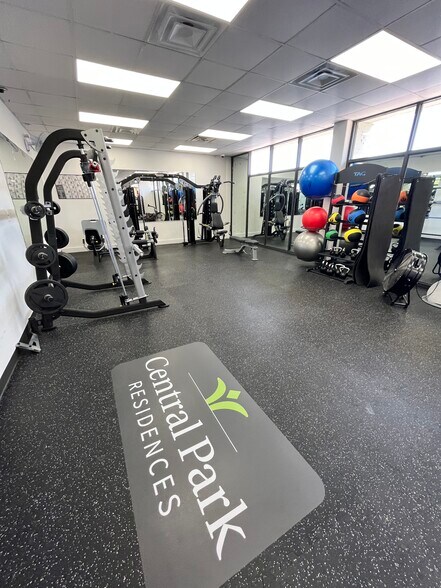 Building Photo - 450 W 7th St