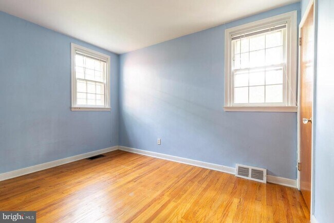 Building Photo - 404 S Croskey St