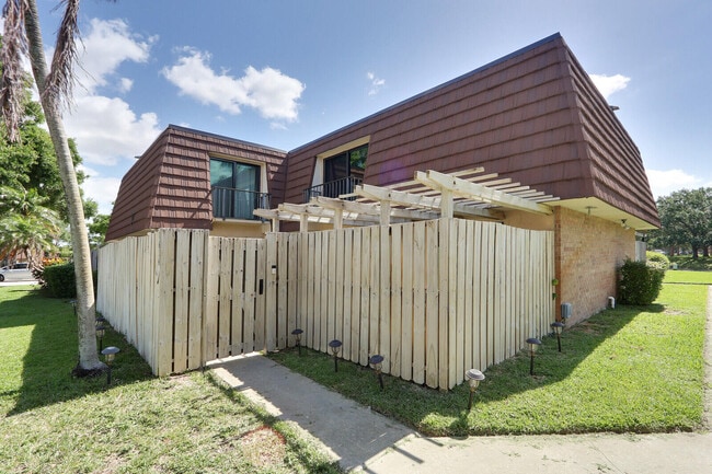 Building Photo - 1614 16th Ln