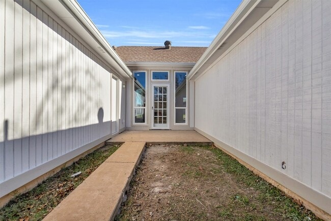 Building Photo - 8691 Pebblebrook Dr