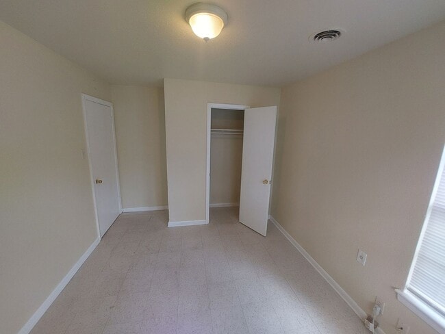 Building Photo - 3 Bedroom 2 Bath with Bonus Room near Broo...