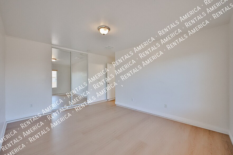 Building Photo - 11627 W Cheryl Dr