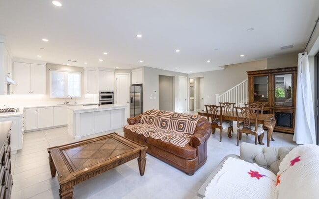 Building Photo - 3bedroom/3 bath/Gated Orchard Hill/Detache...
