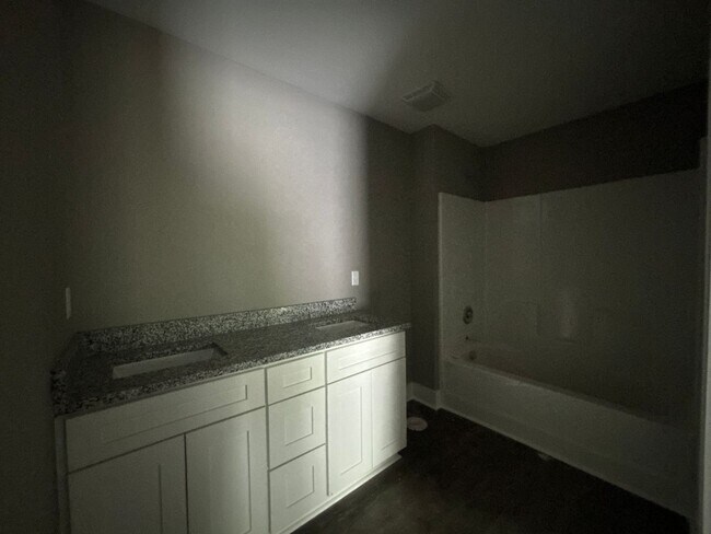 Building Photo - 1344 Park St