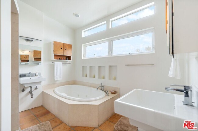 Building Photo - 678 Broadway St