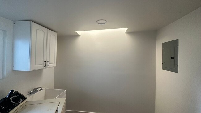 Building Photo - Remodeled 3 bd in Vista with large garage