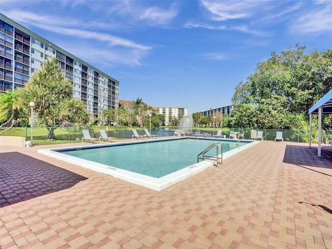 Building Photo - 2304 S Cypress Bend Dr