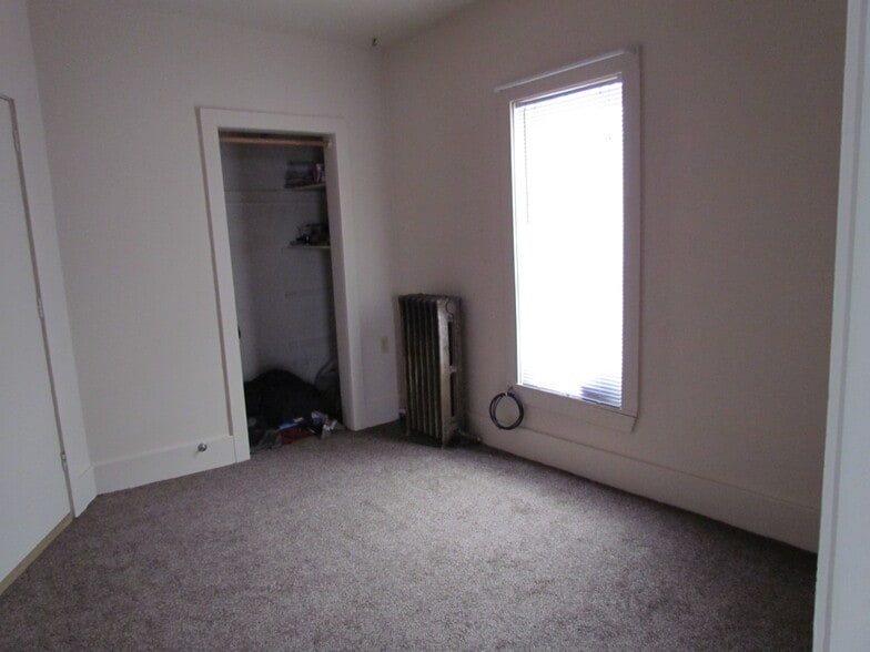 Building Photo - 327 E Cherry St