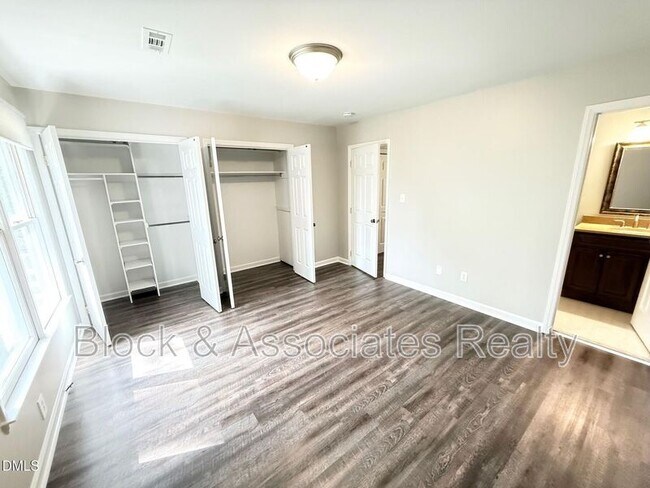 Building Photo - 6400 Meadow View Dr