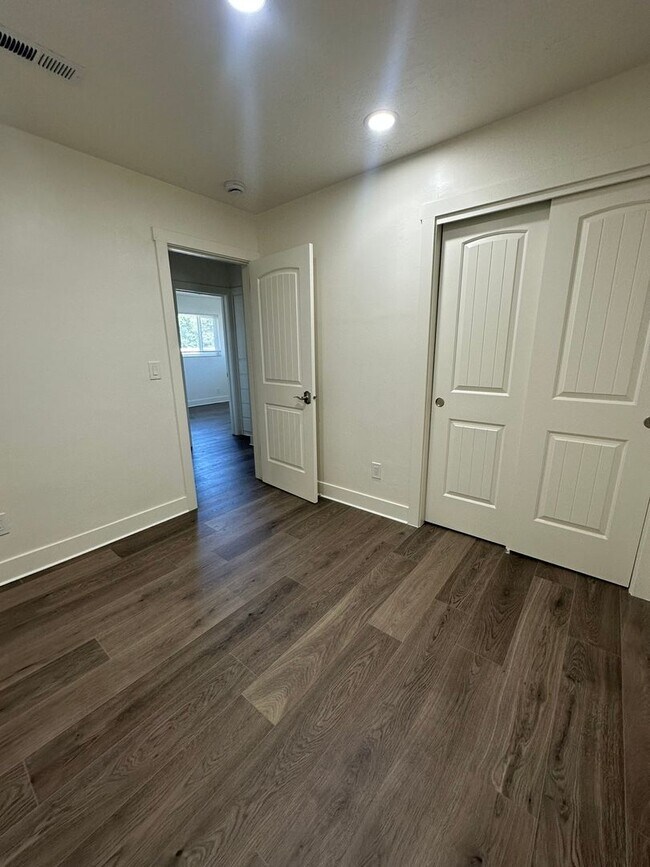 Building Photo - Deposit Moves You In! Modern 4-Bedroom Hom...