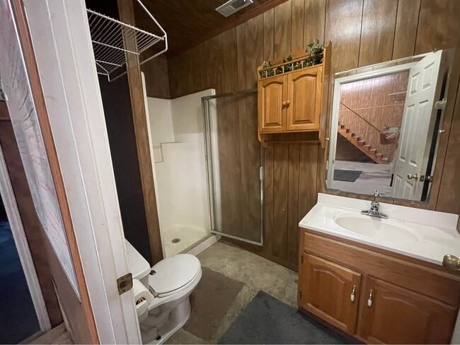 Building Photo - 226 Lake View Dr