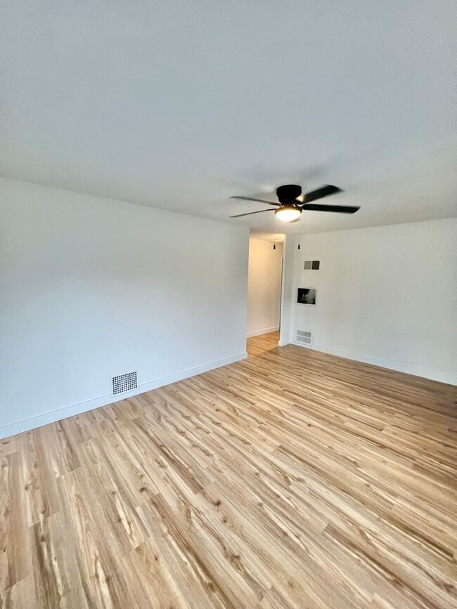 Building Photo - New Listing! 3 bedroom House!