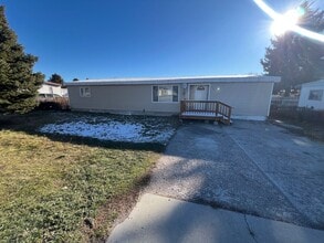 Building Photo - Room to spread out in this 3 Bedroom and 2 Bathroom - Pets Welcome