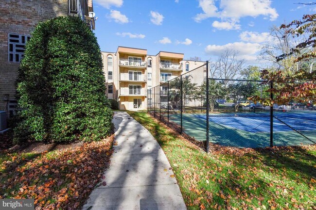 Building Photo - 11907 Parklawn Dr