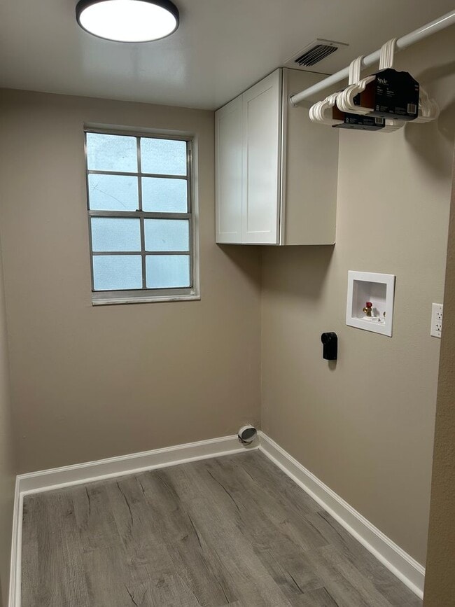 Building Photo - 1 BR/1 BA apartment in historic downtown Eustis--Laundry w/ W/D Hookups