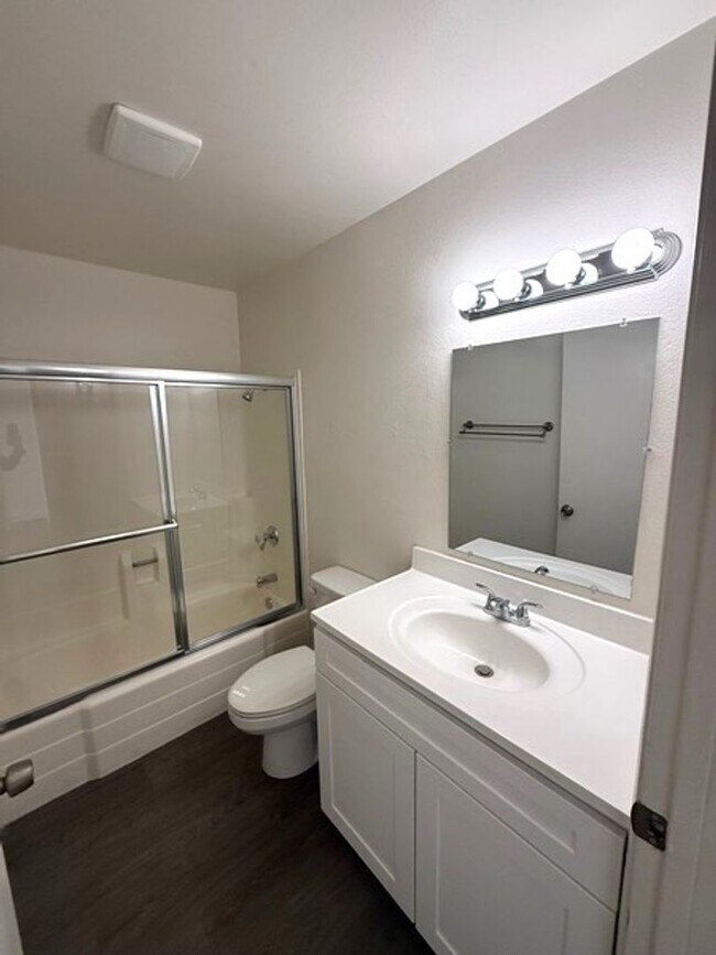 Building Photo - 3 bedroom apartment with a 1 car garage