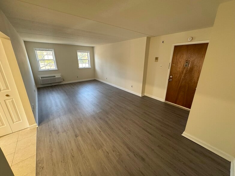 Living Room - 2 S Swarthmore Ave