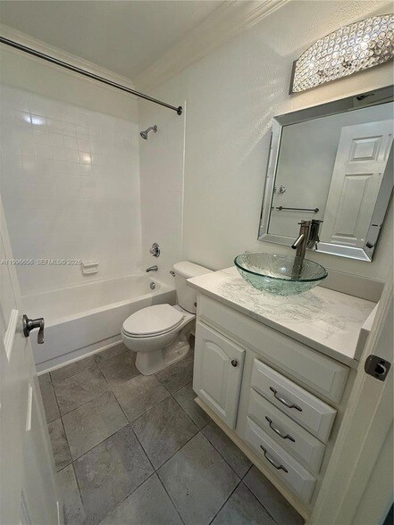 Building Photo - 3015 SW 20th Terrace