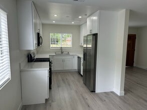 Building Photo - Delong Townhomes