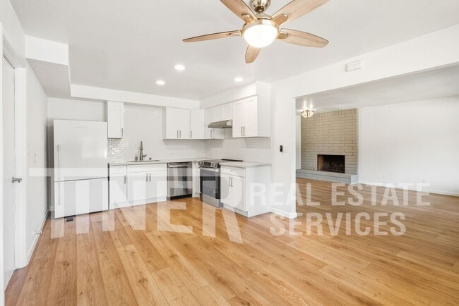 Building Photo - 7400 Mooncrest Way