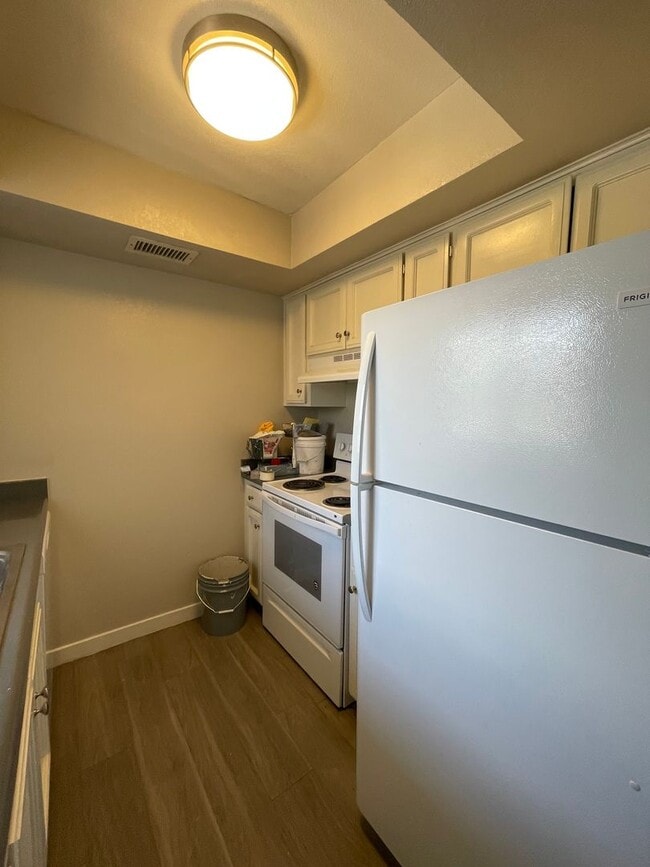 Building Photo - Lovely 2 Bedroom 2 Bath with Fireplace!