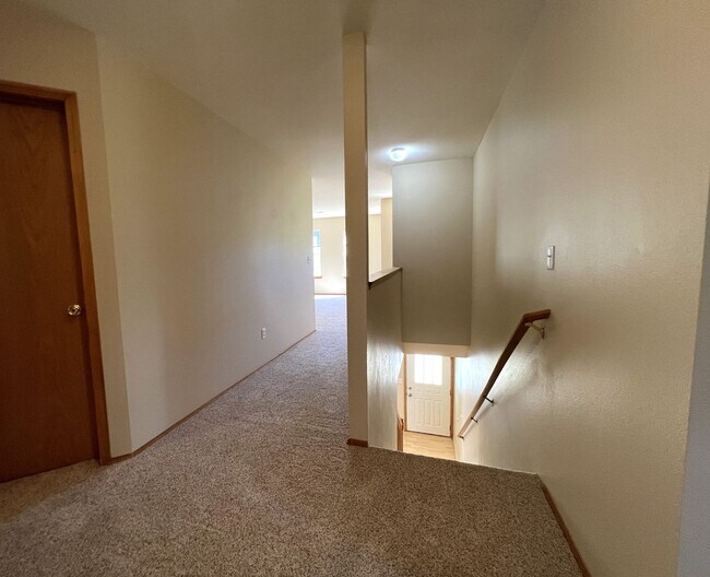 Building Photo - Spacious Craftsman Style Home - Pet Friendly!