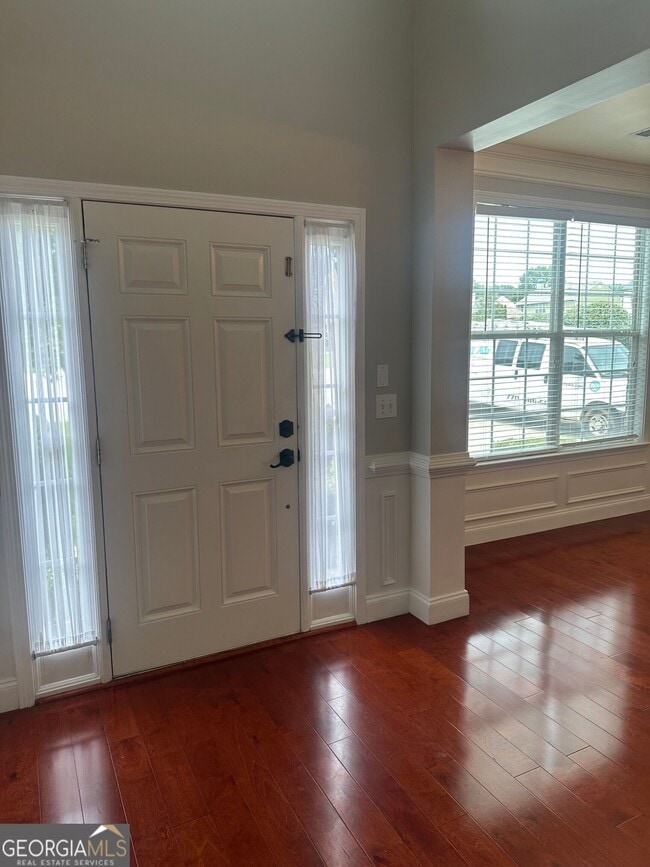 Building Photo - 711 Pine Grove Cir