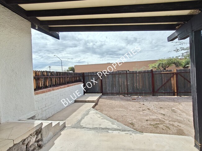 Building Photo - 1501 N 6th Ave