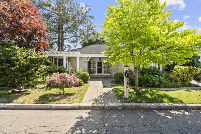 Building Photo - 25 Crescent Bluff Ave