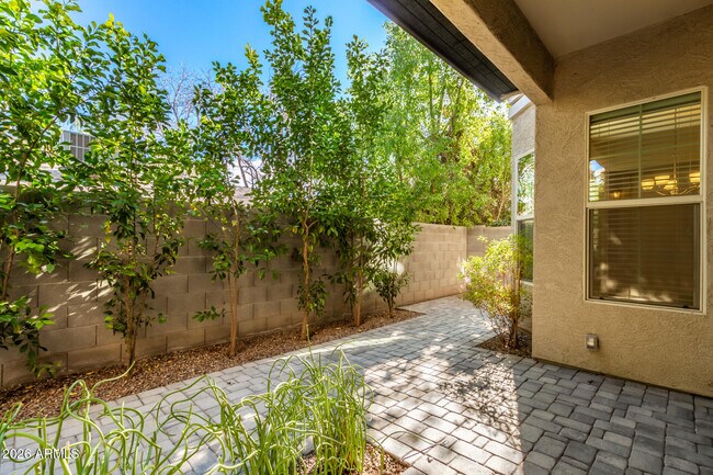 Building Photo - 3059 N 33rd Pl