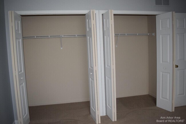 Building Photo - 8549 Hawthorn Hill