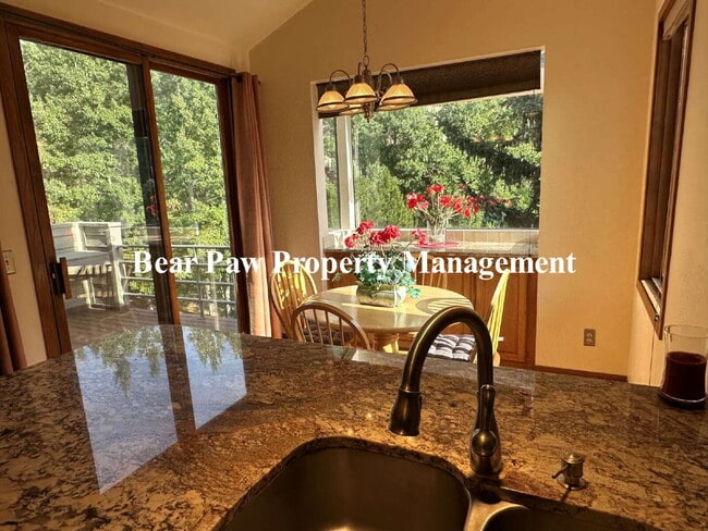 Building Photo - Beautiful Condo in Genesee!!