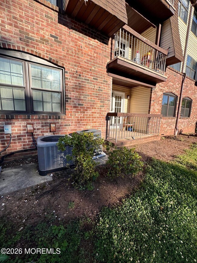 Building Photo - 1202 Green Hollow Dr