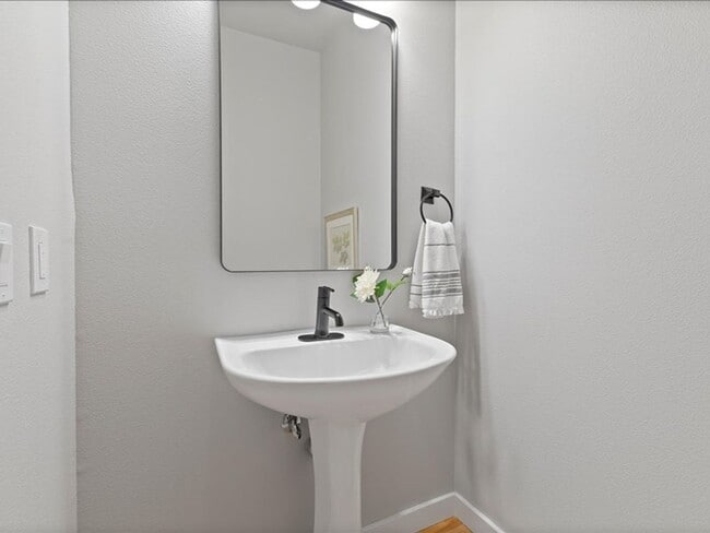 Building Photo - Newly Renovated Beaverton Home with Natura...
