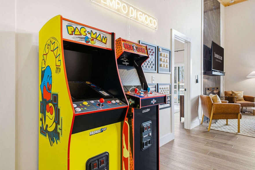 Building Photo - 268 Everett St