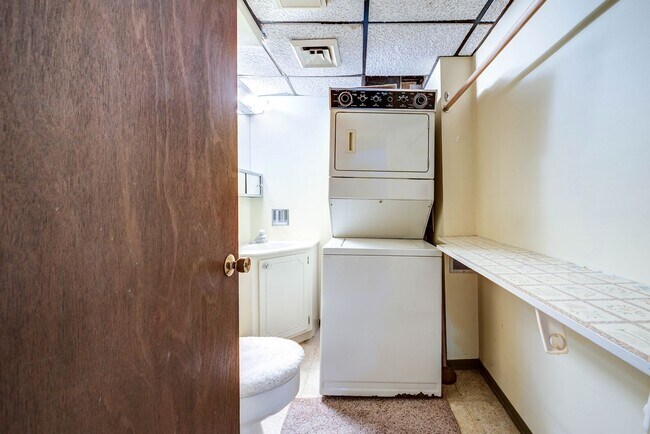 Building Photo - Live the Lake Lifestyle! 3-bedroom, 1.5-ba...