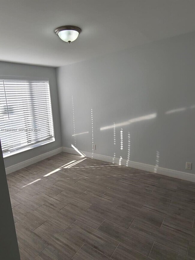 Building Photo - 2008 NE 4th Ave