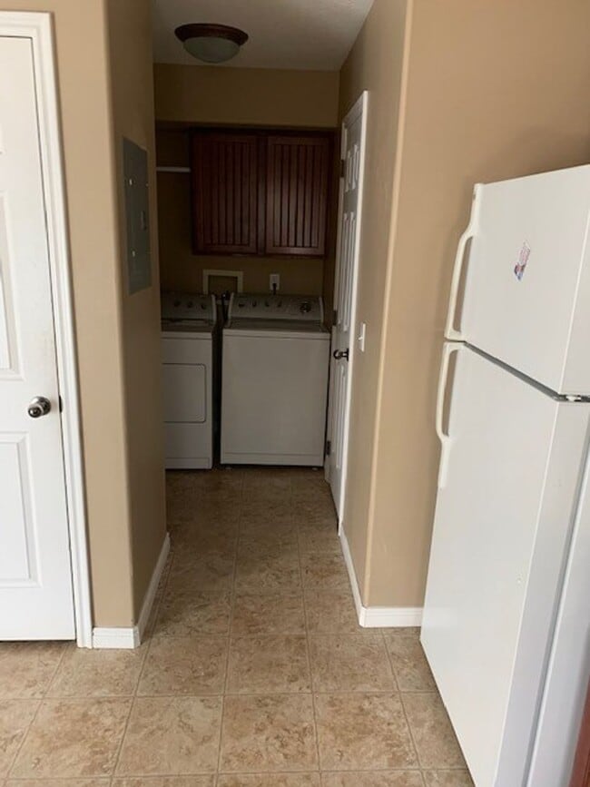 Building Photo - Room for Rent