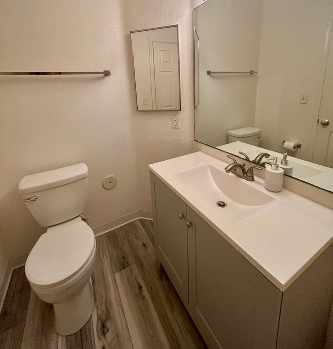 Building Photo - Beautiful & Spacious 5-Bedroom, 4-Bath Sin...