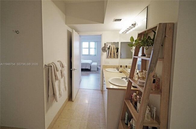 Building Photo - 20000 E Country Club Dr