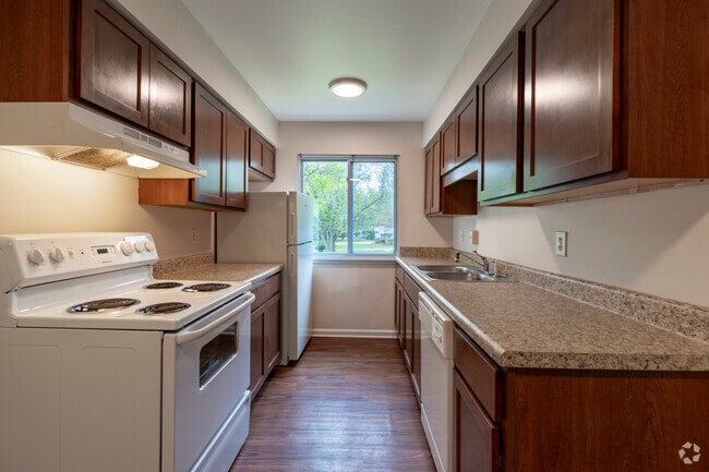 2BR, 1BA - 842SF- Kitchen - Huntington Circle